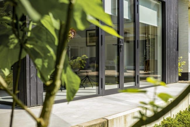 Buiten tegels om huis