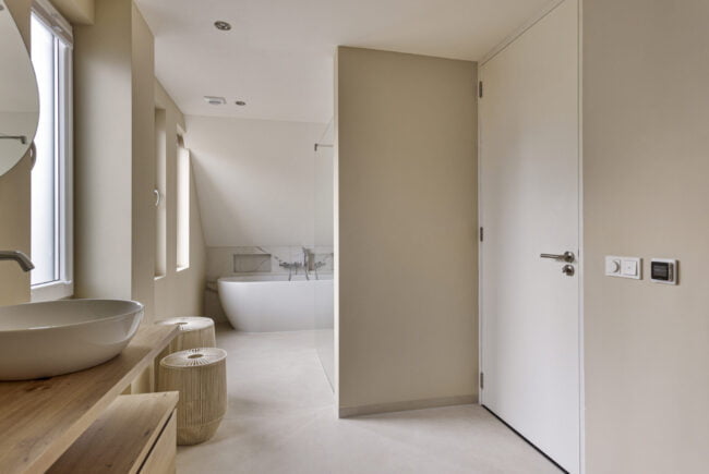 Badkamer betonlook en marmertegels