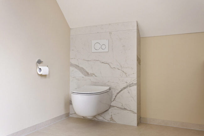 Toilet met marmertegels