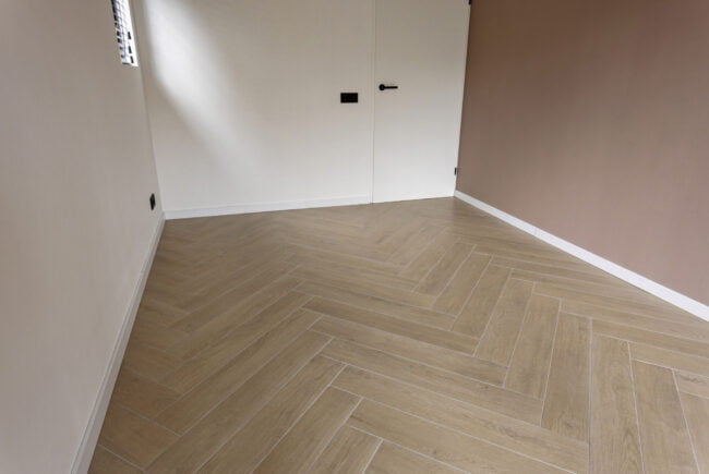 Visgraat vloer houtlook tegels