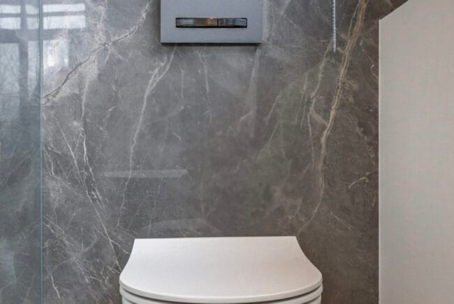 Achterwand toilet betegeld