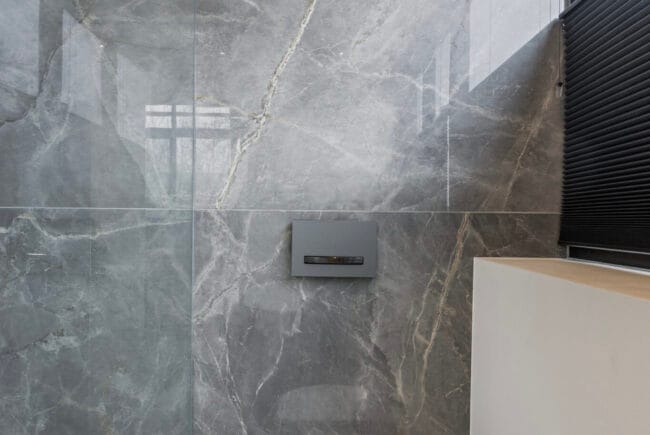 Achterwand toilet tegels