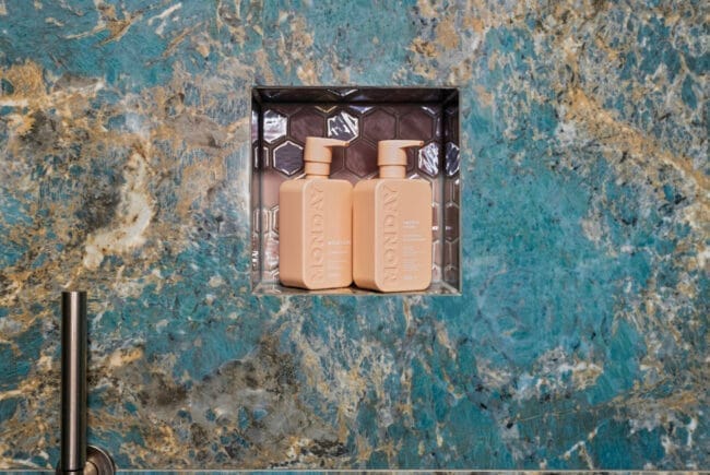 Douche met nis tegels