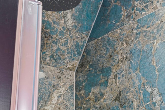 Douche marmer platen