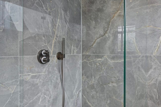 Douche met marmer tegels