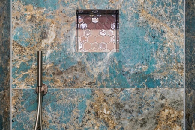 Douche met nis marmer