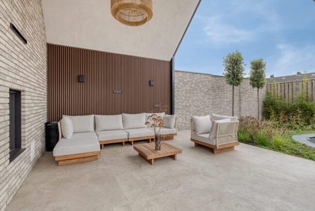 Buitenterras met tegels loomans