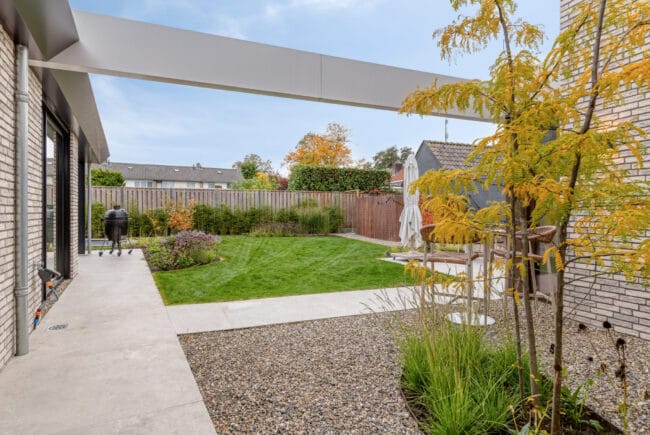 Paden in tuin met tegels Loomans